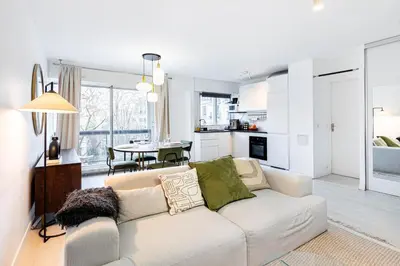 Coin salon dans l'établissement GuestReady - Chic Retreat with Balcony for 2