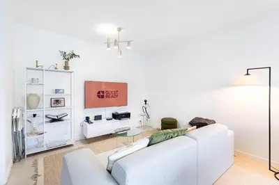 Cuisine ou kitchenette dans l'établissement GuestReady - Chic Retreat with Balcony for 2