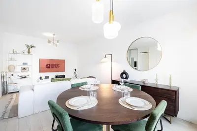 Cuisine ou kitchenette dans l'établissement GuestReady - Chic Retreat with Balcony for 2
