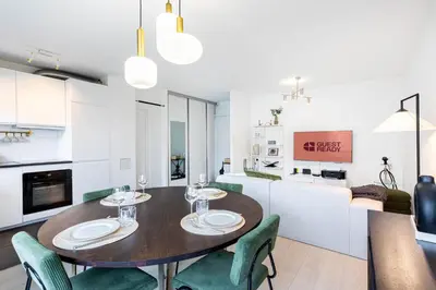 Cuisine ou kitchenette dans l'établissement GuestReady - Chic Retreat with Balcony for 2