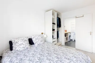 Un ou plusieurs lits dans un hébergement de l'établissement GuestReady - Chic Retreat with Balcony for 2