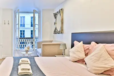 Un ou plusieurs lits dans un hébergement de l'établissement Pleasant Apartment Close to Galerie Lafayette - II