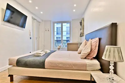 Un ou plusieurs lits dans un hébergement de l'établissement Pleasant Apartment Close to Galerie Lafayette - II
