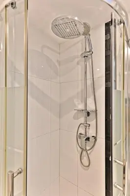 Salle de bains dans l'établissement Pleasant Apartment Close to Galerie Lafayette - II