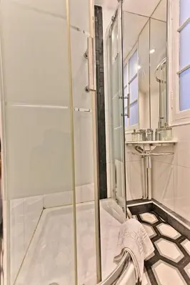 Salle de bains dans l'établissement Pleasant Apartment Close to Galerie Lafayette - II