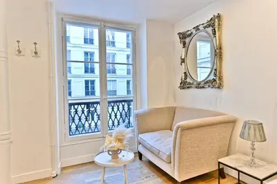 Coin salon dans l'établissement Pleasant Apartment Close to Galerie Lafayette - II
