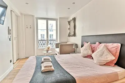 Un ou plusieurs lits dans un hébergement de l'établissement Pleasant Apartment Close to Galerie Lafayette - II