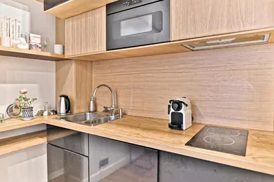 Cuisine ou kitchenette dans l'établissement Pleasant Apartment Close to Galerie Lafayette - II