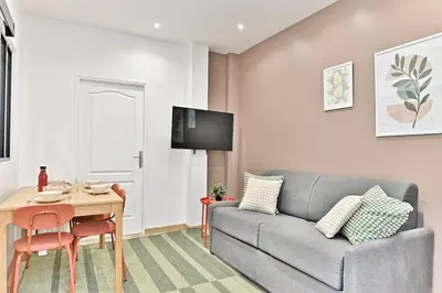 Coin salon dans l'établissement Central equipped apartment Paris Nation - II
