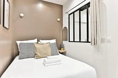 Un ou plusieurs lits dans un hébergement de l'établissement Central equipped apartment Paris Nation - II