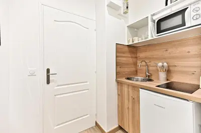 Cuisine ou kitchenette dans l'établissement Central equipped apartment Paris Nation - II
