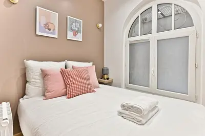 Un ou plusieurs lits dans un hébergement de l'établissement Central equipped apartment Paris Nation - II