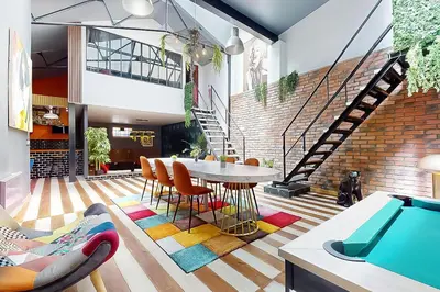 Coin salon dans l'établissement Loft Unique au Design Contemporain