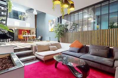 Coin salon dans l'établissement Loft Unique au Design Contemporain