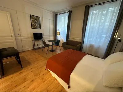 Télévision ou salle de divertissement dans l'établissement appartement Paris 8