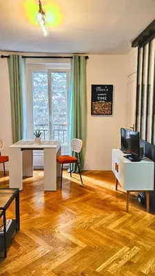 Coin salon dans l'établissement Lovely flat Abbesses center - Paris Montmartre