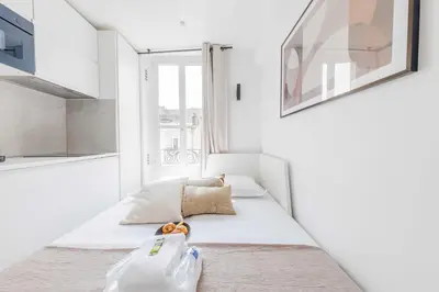 Coin salon dans l'établissement Cozy studio for 2 people - Place de la République