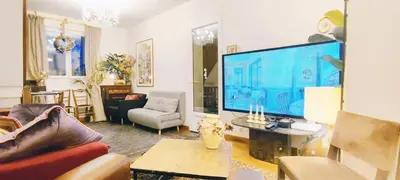 Télévision ou salle de divertissement dans l'établissement PARIS AUTHENTIC HOUSE Métro 7 Pierre et Marie Curie