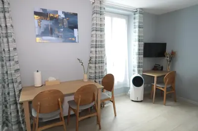 Télévision ou salle de divertissement dans l'établissement Appartement élégant - Montmartre