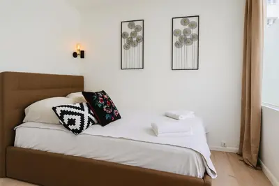 Un ou plusieurs lits dans un hébergement de l'établissement Charming getaway in Le MARAIS - OBERKAMPF working & living
