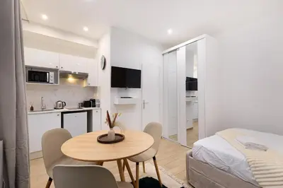 Cuisine ou kitchenette dans l'établissement Lasuite Montbrun