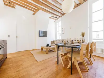 Télévision ou salle de divertissement dans l'établissement SUPERB apartment in the heart of the Marais