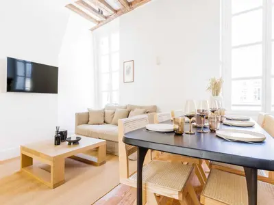 Télévision ou salle de divertissement dans l'établissement SUPERB apartment in the heart of the Marais
