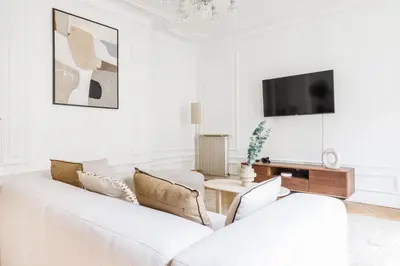 Télévision ou salle de divertissement dans l'établissement Exceptional apartment near the Eiffel Tower 3 BDR 5 P