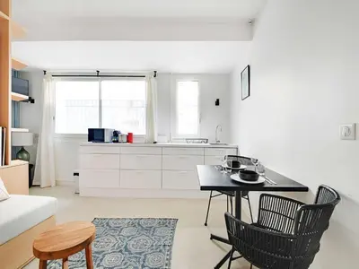 Cuisine ou kitchenette dans l'établissement Cosy and intimate Studio - 1BD 2P - Oberkampf