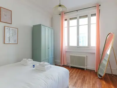Un ou plusieurs lits dans un hébergement de l'établissement Charm & comfort for 4 in heart of the 15 district