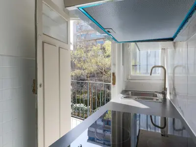 Cuisine ou kitchenette dans l'établissement Charm & comfort for 4 in heart of the 15 district