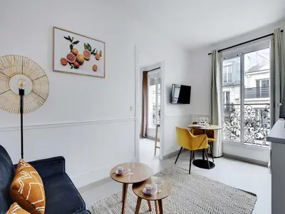 Télévision ou salle de divertissement dans l'établissement Charming flat - 1BDR 2P Rue Saint Maur