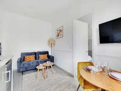 Télévision ou salle de divertissement dans l'établissement Charming flat - 1BDR 2P Rue Saint Maur