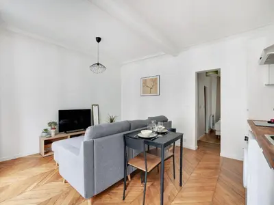 Télévision ou salle de divertissement dans l'établissement Charming flat near Grands Boulevards