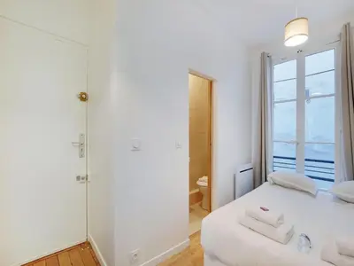 Un ou plusieurs lits dans un hébergement de l'établissement Charming flat near Grands Boulevards