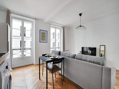 Télévision ou salle de divertissement dans l'établissement Charming flat near Grands Boulevards