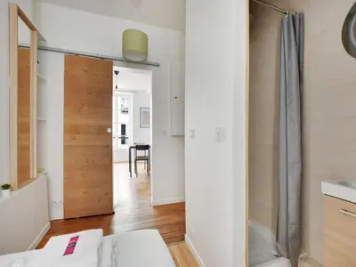 Un ou plusieurs lits dans un hébergement de l'établissement Charming flat near Grands Boulevards