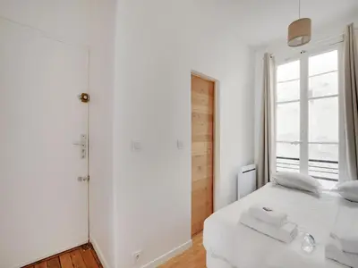 Un ou plusieurs lits dans un hébergement de l'établissement Charming flat near Grands Boulevards