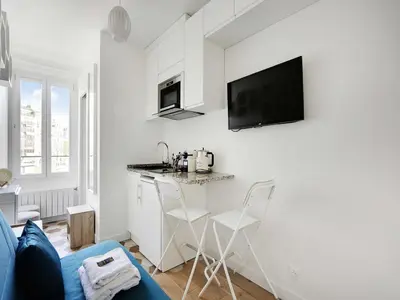 Télévision ou salle de divertissement dans l'établissement Cosy Studio 2P - Quais de Seine Eiffel Tower