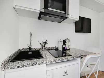 Cuisine ou kitchenette dans l'établissement Cosy Studio 2P - Quais de Seine Eiffel Tower