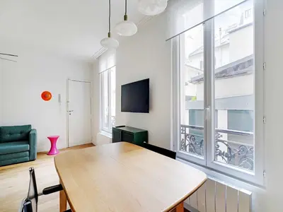 Télévision ou salle de divertissement dans l'établissement Charming flat 1BDR 2P - Ternes NIEL