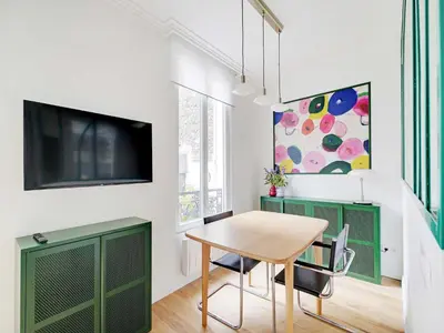 Télévision ou salle de divertissement dans l'établissement Charming flat 1BDR 2P - Ternes NIEL