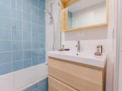 Salle de bains dans l'établissement Appart proche Quai de Seine - 2BDR 3P 16ème Arr