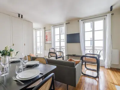 Télévision ou salle de divertissement dans l'établissement Charming apartment - 2BDR 4P - St Germain des Prés