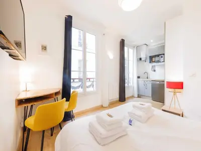 Un ou plusieurs lits dans un hébergement de l'établissement Charming studio in the Marais - Mobility lease