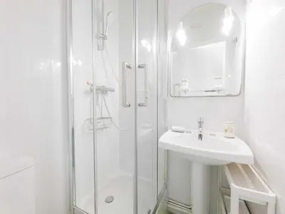 Salle de bains dans l'établissement Charming studio in the Marais - Mobility lease