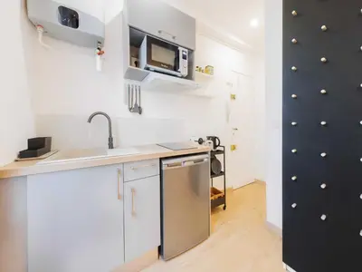 Cuisine ou kitchenette dans l'établissement Charming studio in the Marais - Mobility lease