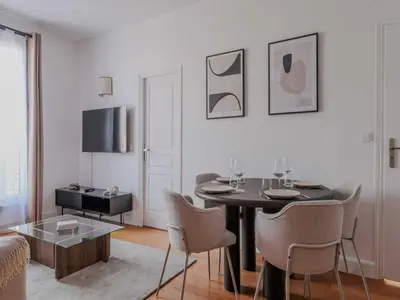 Télévision ou salle de divertissement dans l'établissement Parisian charm Elegant 1-bedroom apt