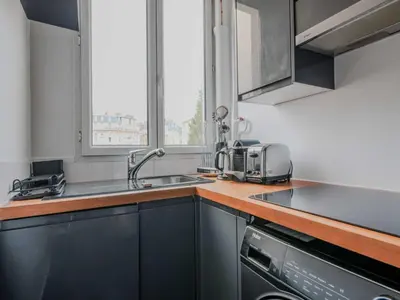 Cuisine ou kitchenette dans l'établissement Parisian charm Elegant 1-bedroom apt