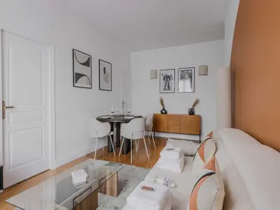 Coin salon dans l'établissement Parisian charm Elegant 1-bedroom apt